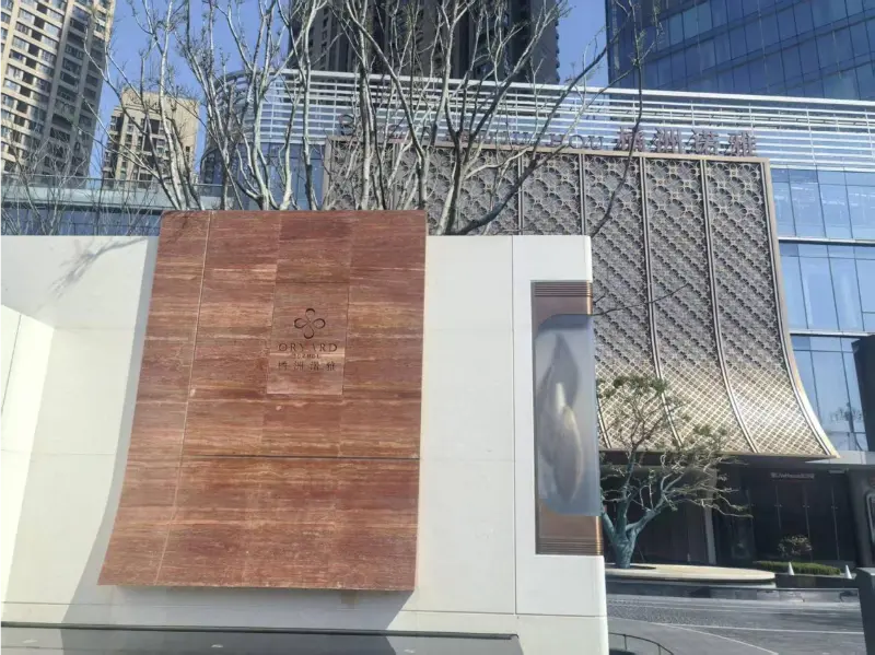 ব্লুওয়ে চাংশা পলি জুইঝো নয়া হোটেলে উচ্চ-উচ্চতা সাঁতারের অভিজ্ঞতা সমর্থন করে